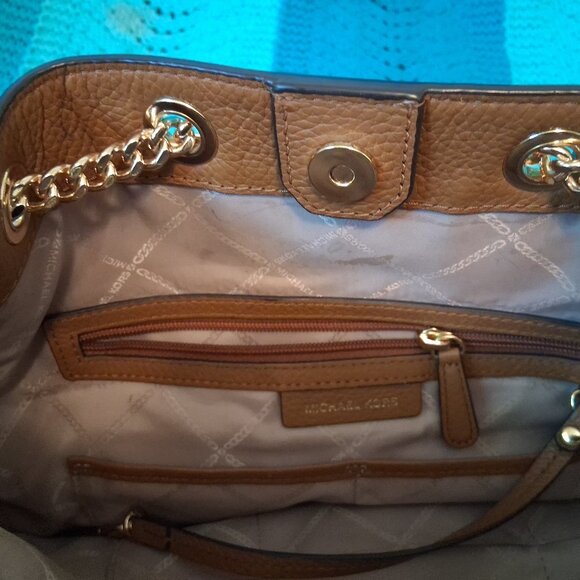 Michael Kors Large Alanis Soft Pebbled Leather Shoulder Bag - Picture 13 of 16